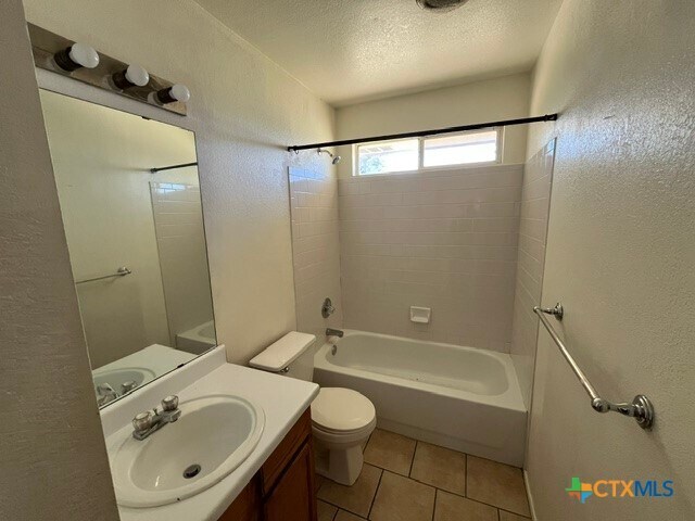 Building Photo - 3414 Crescent Dr