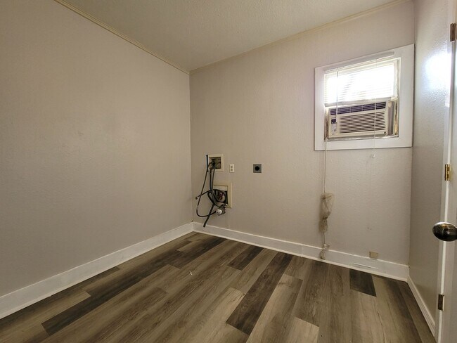 Building Photo - 1 bedroom home, Pet friendly