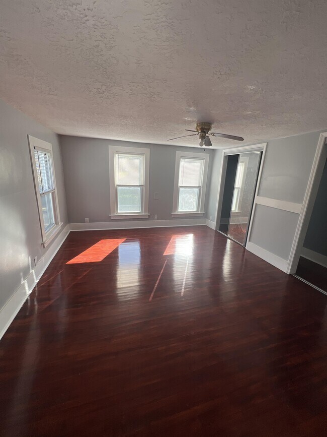Building Photo - 637 Leray St