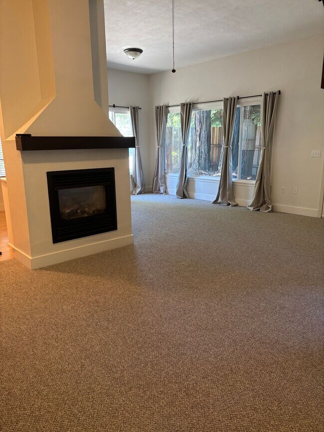 Foto del edificio - MOVE IN SPECIAL!!!! Charming 3 bedroom 2 bath home Sebastopol!!