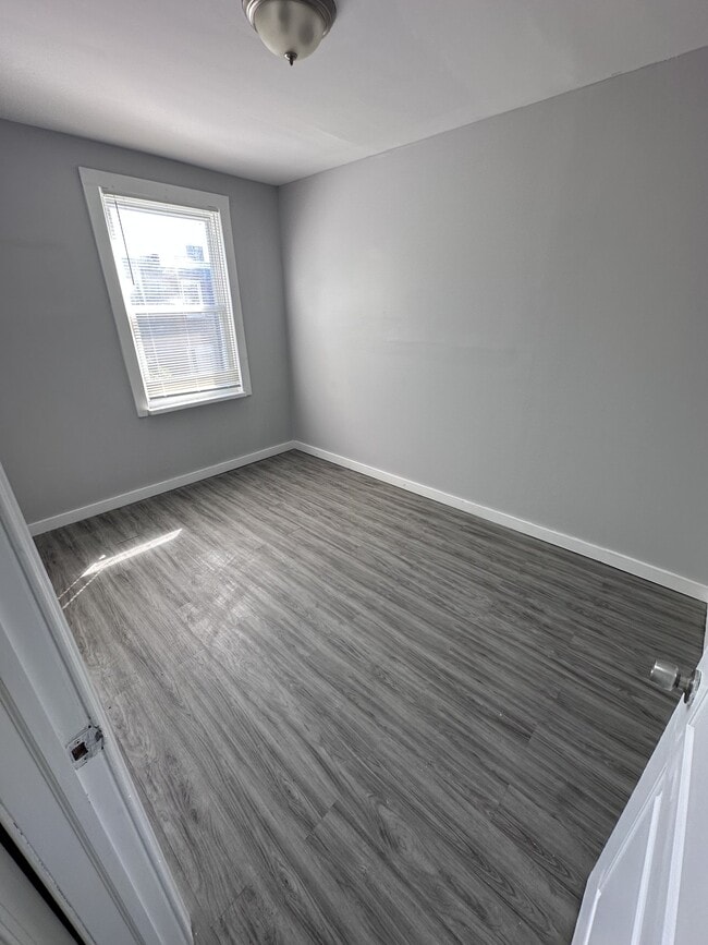Building Photo - 2647 S 68th St