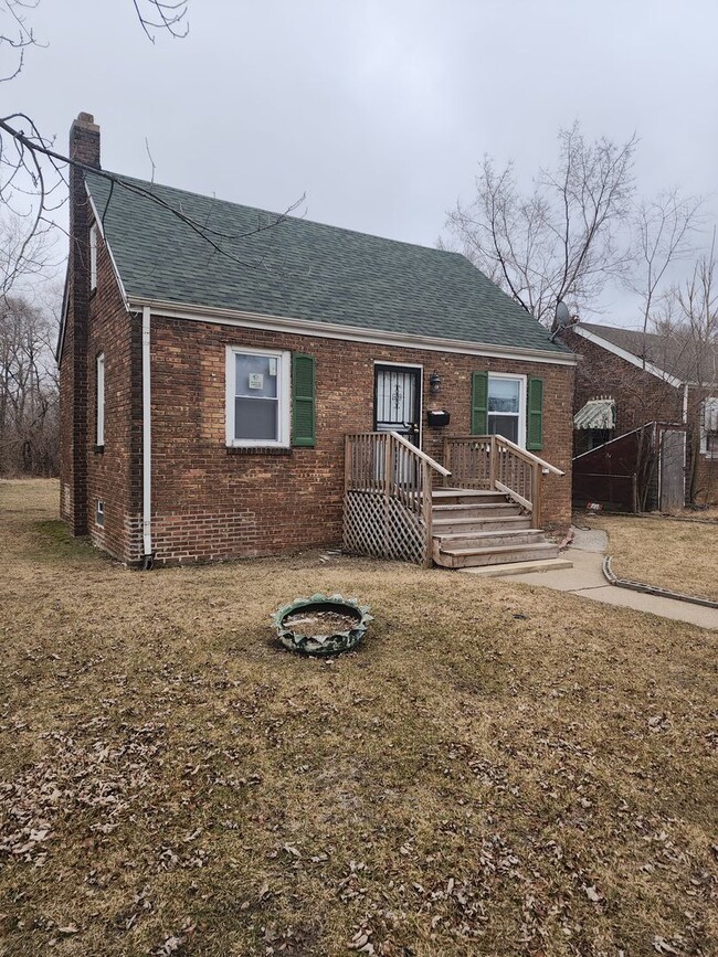 Building Photo - Large Home with 2 Bathrooms