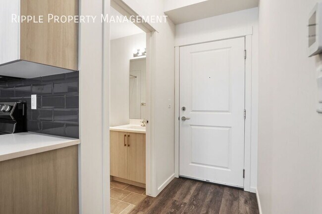 Building Photo - Modern 2 Beds, 2 Baths Apartment/Condo | 2...