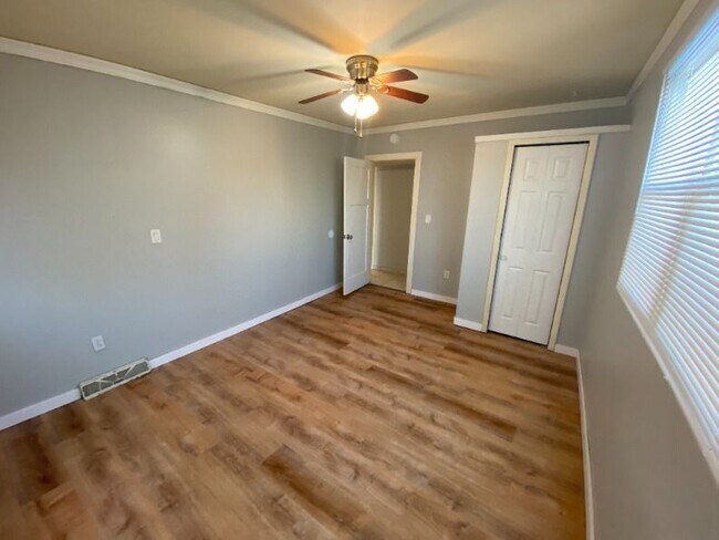 Foto del edificio - 2146 S Winchester St