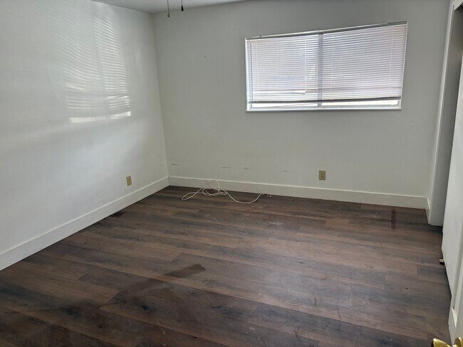 Foto del edificio - 801 N Akers St