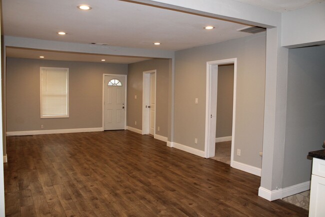 Building Photo - Two Bedroom, One Bathroom Home With Laundr...