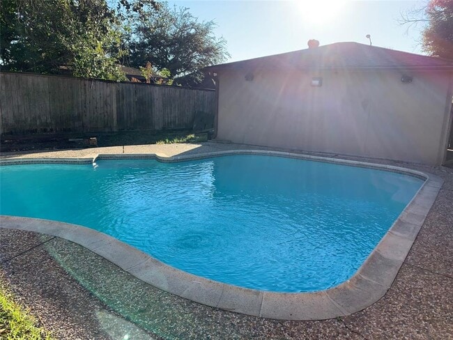 Building Photo - 13102 Sherwood Oaks Dr