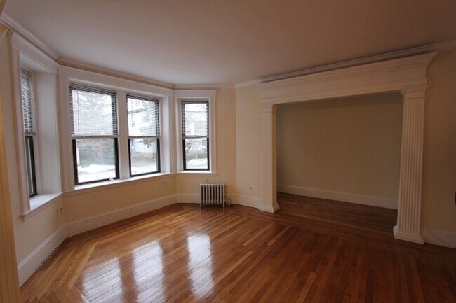 Building Photo - Spacious second floor