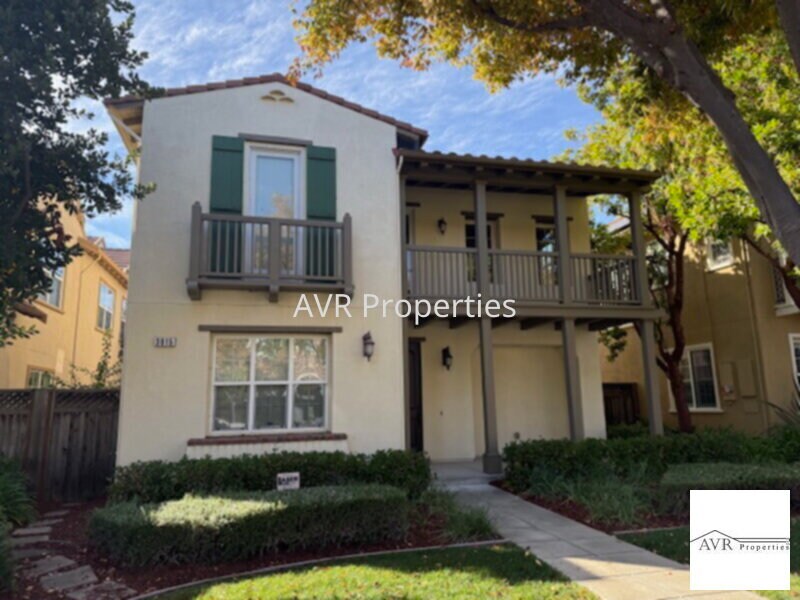 Foto principal - Luxurious two story, four bedroom, three b...