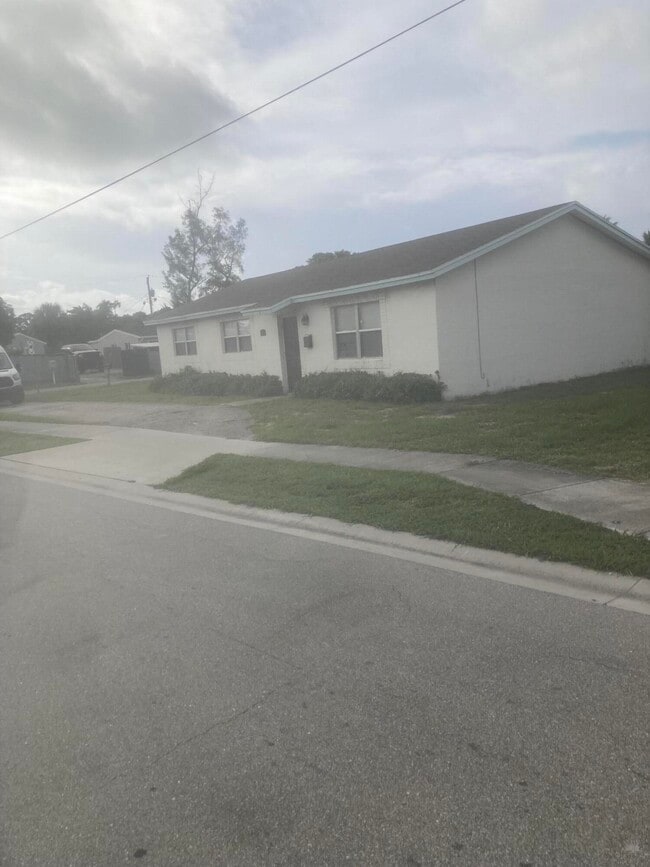 Building Photo - 5713 Candlewood St