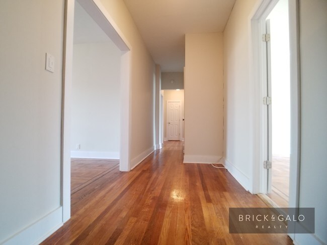 Building Photo - 2100 Westbury Ct