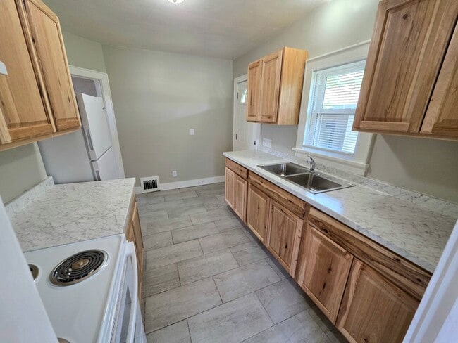 Building Photo - Charming 3 Bedroom / 1 Bath House with Ori...