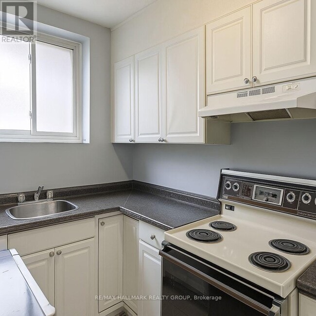 Building Photo - 1064-1064 Merivale Rd