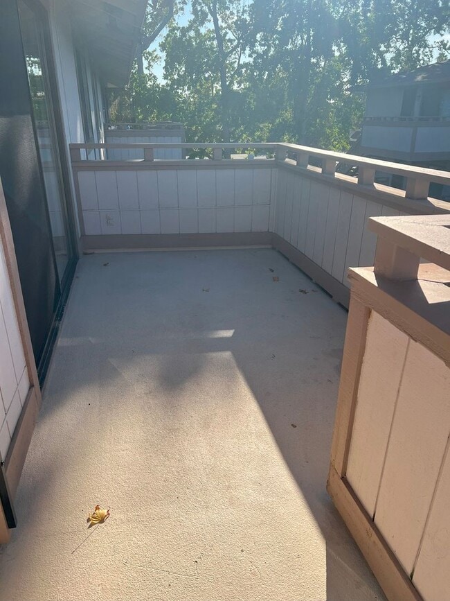 Building Photo - Desireable Gated Community Condo