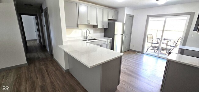 Foto del edificio - 8421 Banyan Ln