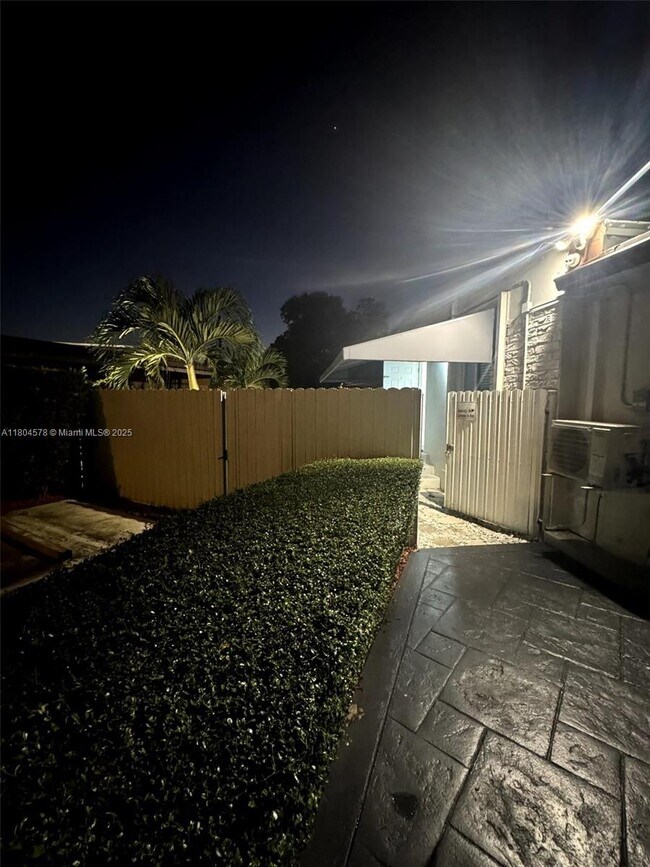 Foto del edificio - 3740 NW 165th St