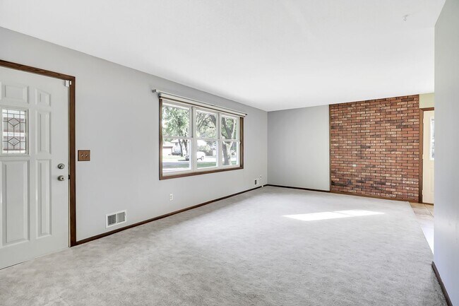 Building Photo - Great 4-Bed 2-Bath Home in Champlin - Available 7/1!