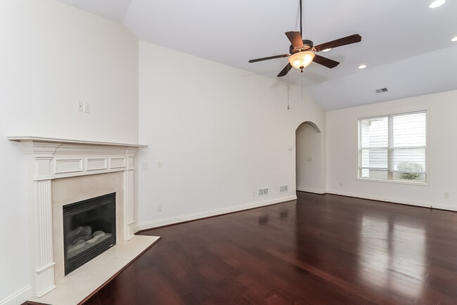 Foto del edificio - 229 Highland Village Ln