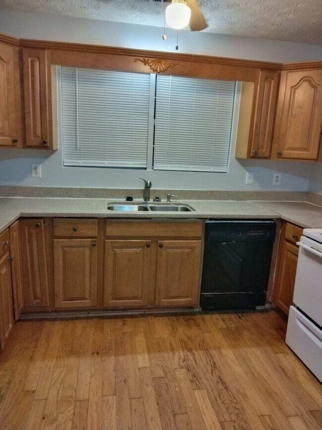 Building Photo - Conveniently Located Spacious 3 Bedroom/2 ...
