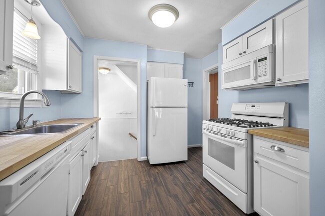 Building Photo - 2226 E Farnum Ave