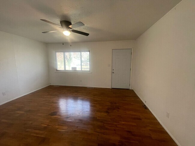 Building Photo - 4 bedroom 1 bath home available Now!