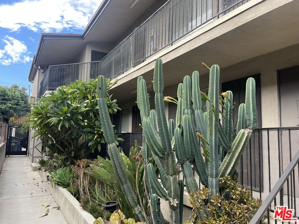 Foto principal - 1249 N Virgil Ave