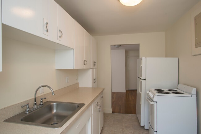 Building Photo - 159 Thoreau St