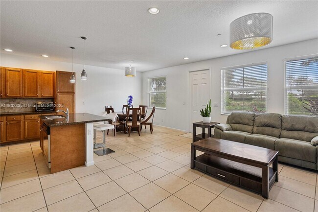 Building Photo - 4023 Cascada Cir