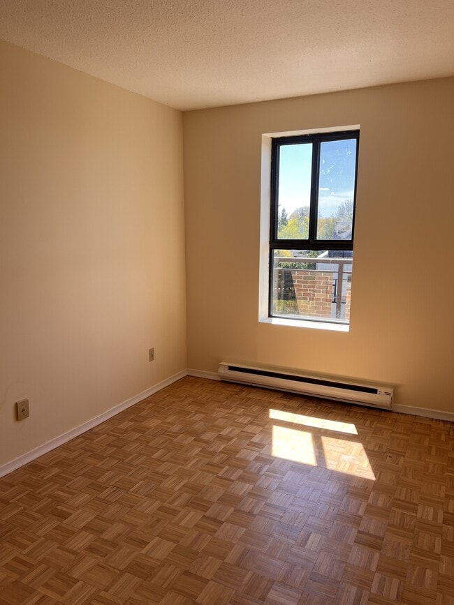 Photo du bâtiment - 800 Riddell Ave N