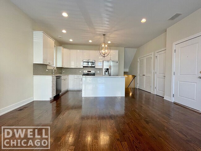 Foto del edificio - 3639 W Montrose Ave