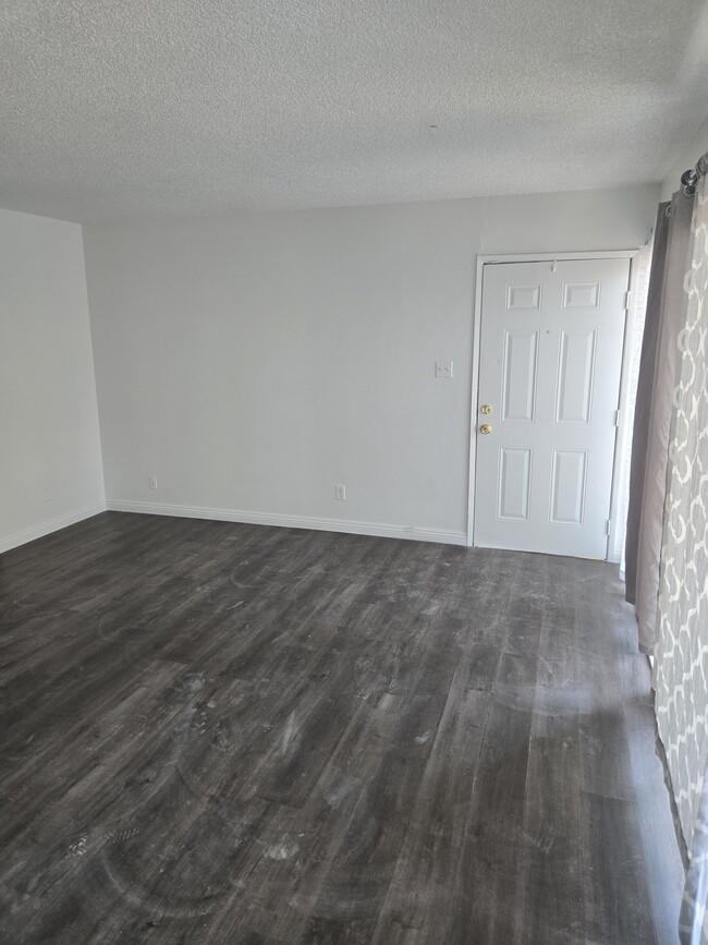 Building Photo - 1402 E Desert Inn Rd