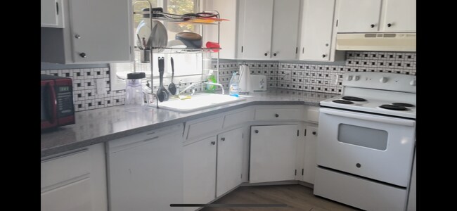 kitchen -fully supplied - 1208 E Linden St
