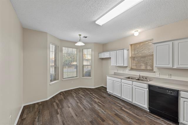 Building Photo - 3908 Overlake Dr