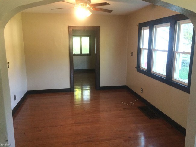Building Photo - 322 E Greenlawn Ave
