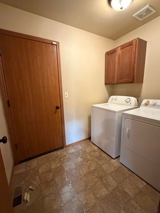 Building Photo - Now renting 3 bedroom House
