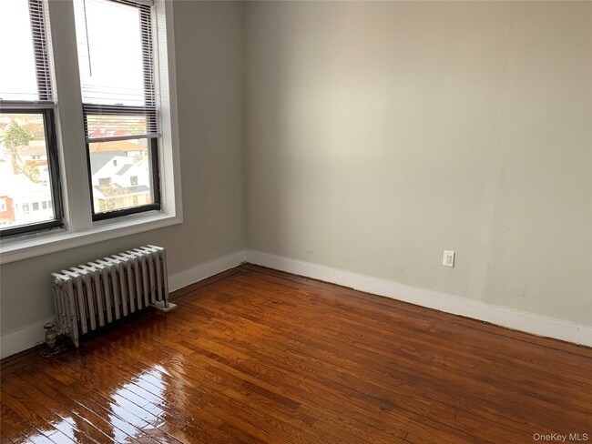 Foto del edificio - 215 E Broadway