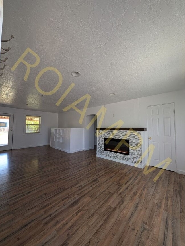 Building Photo - Spacious 4 Bed 2 Bath Home Near CSI – RV H...