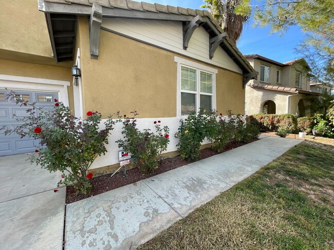 Building Photo - Spacious 5-Bedroom Home with Upgrades in G...