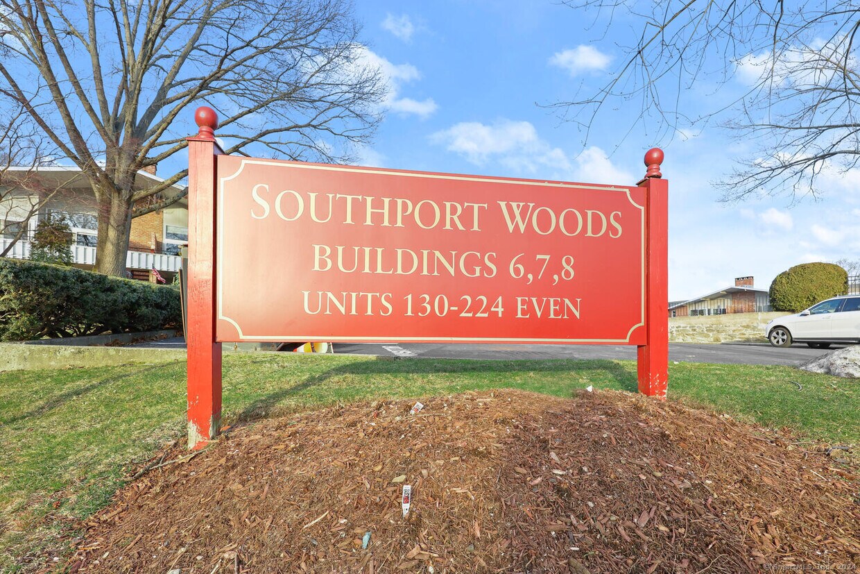 Foto principal - 180 Southport Woods Drive