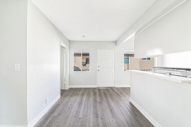 Building Photo - 811 Gardenia Ave