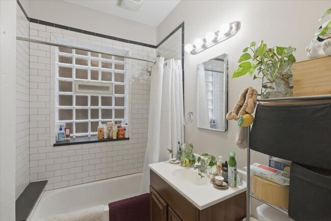 Foto del edificio - 1038 N Kedzie Ave