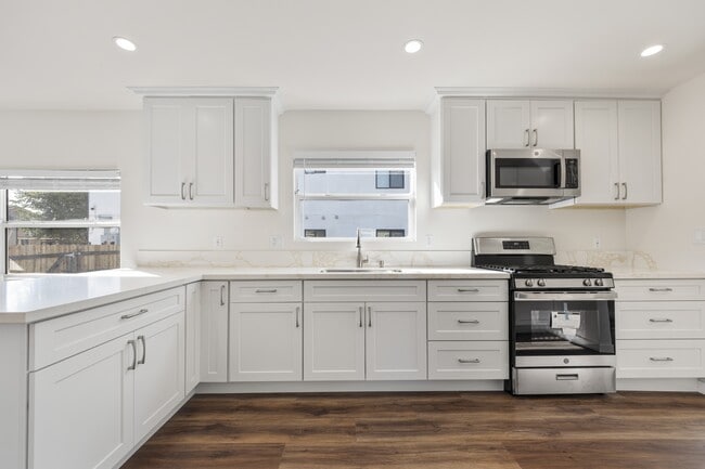 Foto del edificio - 1443 W 36th Pl