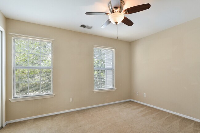 Foto del edificio - 244 Station Mill Blvd