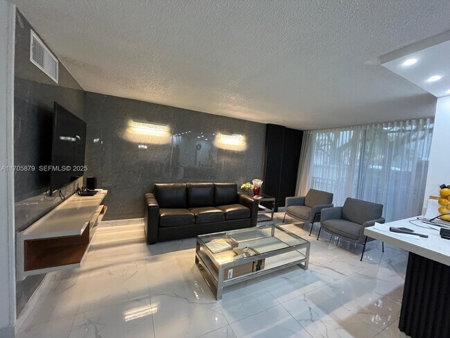 Foto del edificio - 16909 N Bay Rd