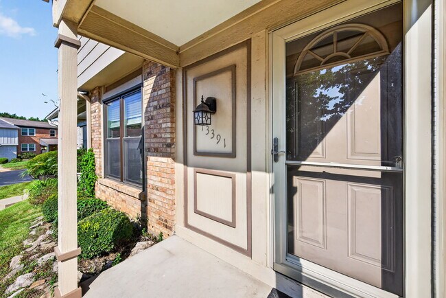 Foto del edificio - 13391 Hiddendale Ln
