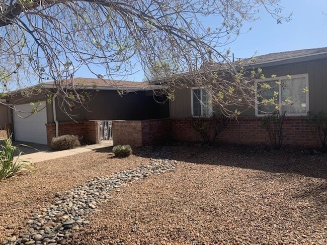 Building Photo - NE Heights 3 bedroom