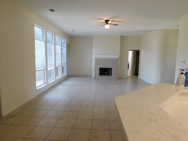 Foto del edificio - 624 Elm Falls Pl