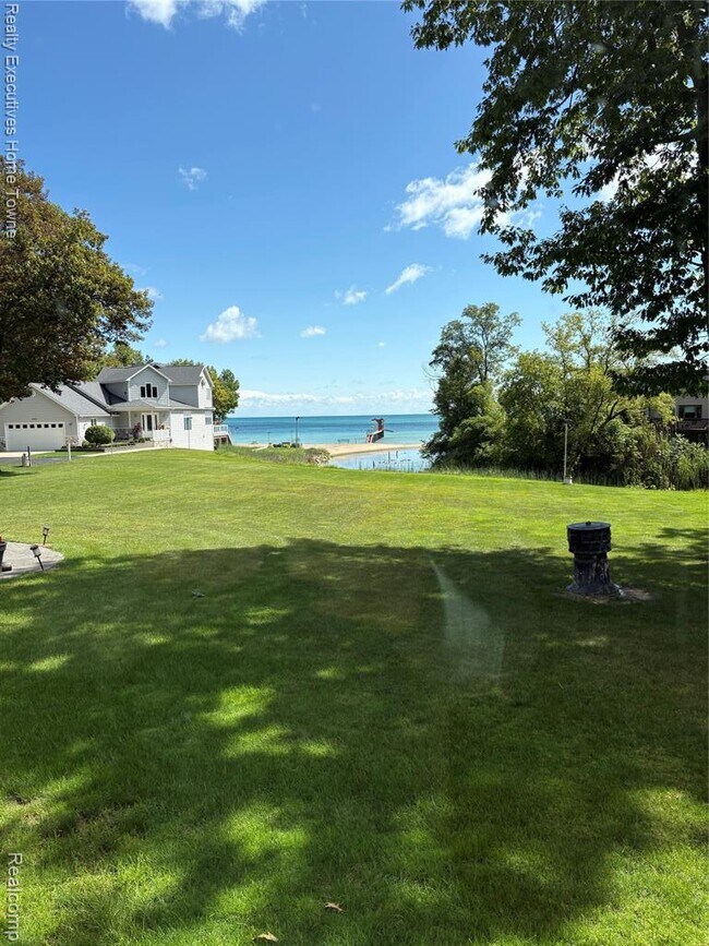 Foto del edificio - 7226 Lakeshore Rd