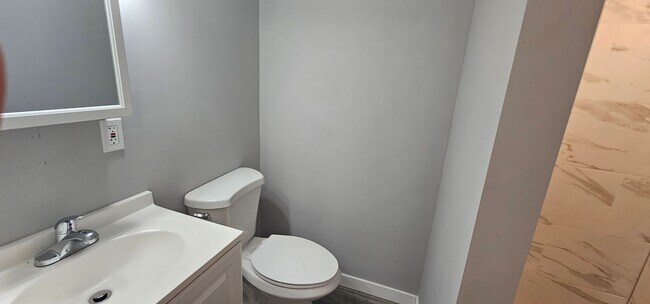 Foto del edificio - 1 Bed 1 Bath Multiplex home