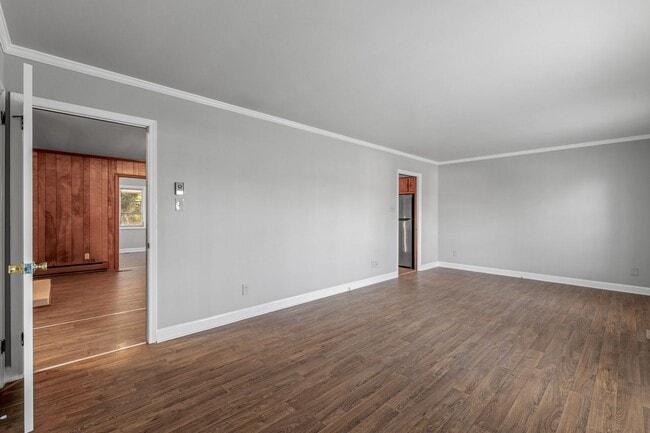 Foto del edificio - Large Brick Ranch, New Wood Like Flooring Throughout, Just Painted, LR, Den, Sun Room, Carport!